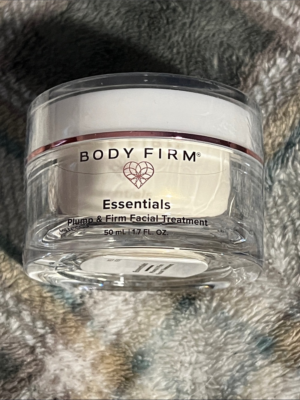 Body Firm Essentials Plump & Firm Facial Treatment — White